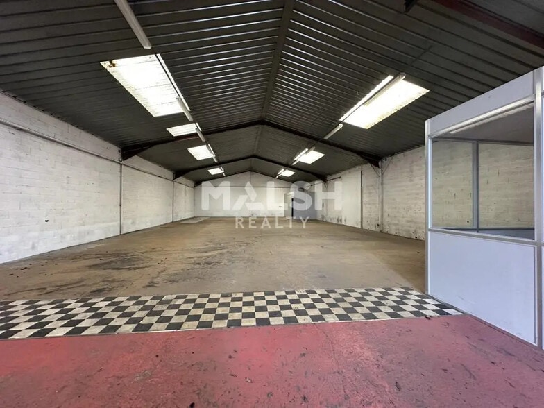 Flex in Trévoux for lease - Interior Photo - Image 2 of 4
