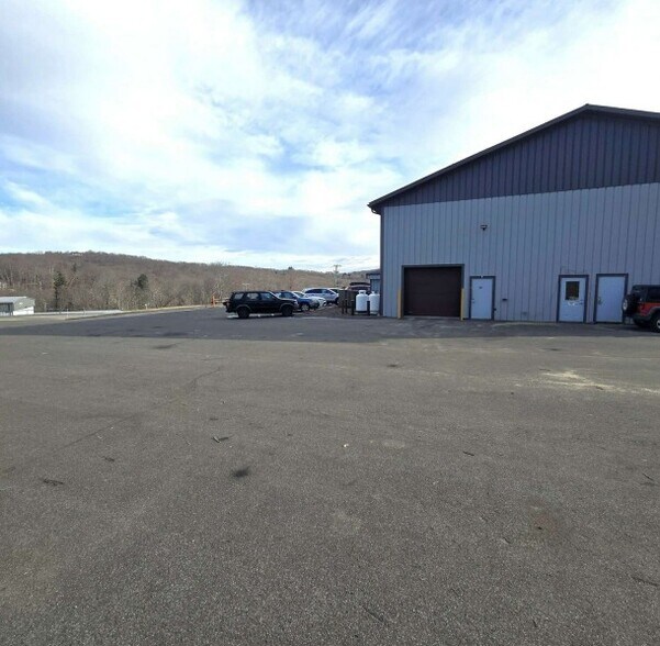 7 Dunham Dr, New Fairfield, CT for sale - Building Photo - Image 3 of 5