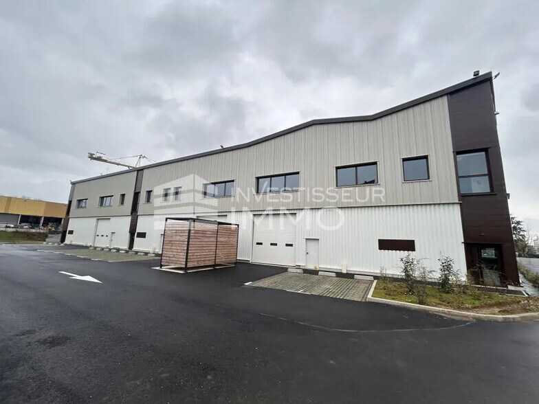 Flex in Osny for lease - Building Photo - Image 2 of 11