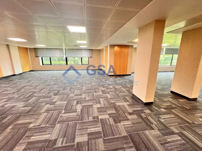 Office in Lieusaint for lease - Interior Photo - Image 3 of 9