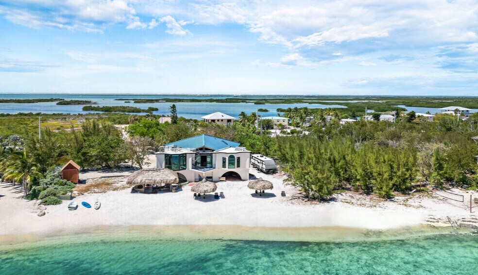 1557 Long Beach Dr, Big Pine Key, FL for sale - Primary Photo - Image 1 of 60