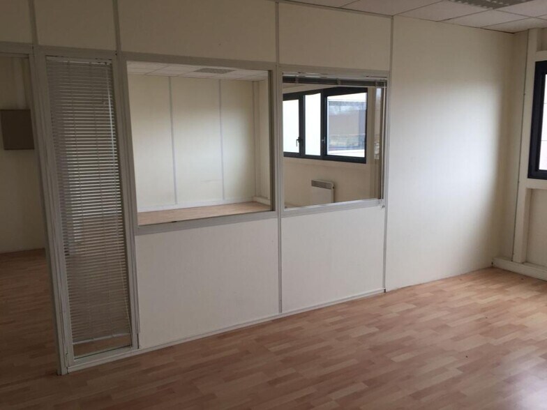Office in Maurepas for lease - Interior Photo - Image 2 of 4