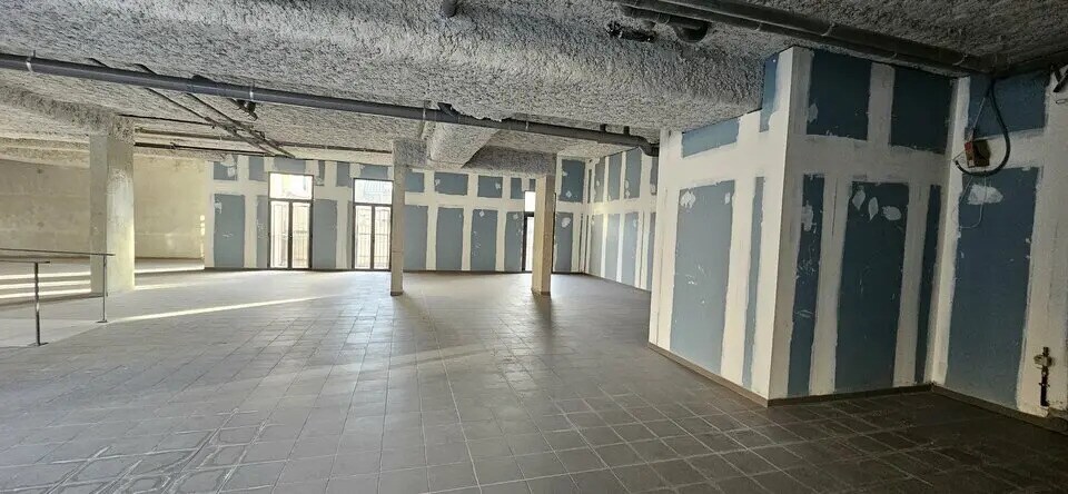 Retail in Drap for lease - Interior Photo - Image 3 of 7