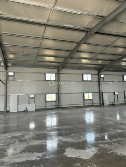 Flex in Le Mans for lease - Interior Photo - Image 2 of 3