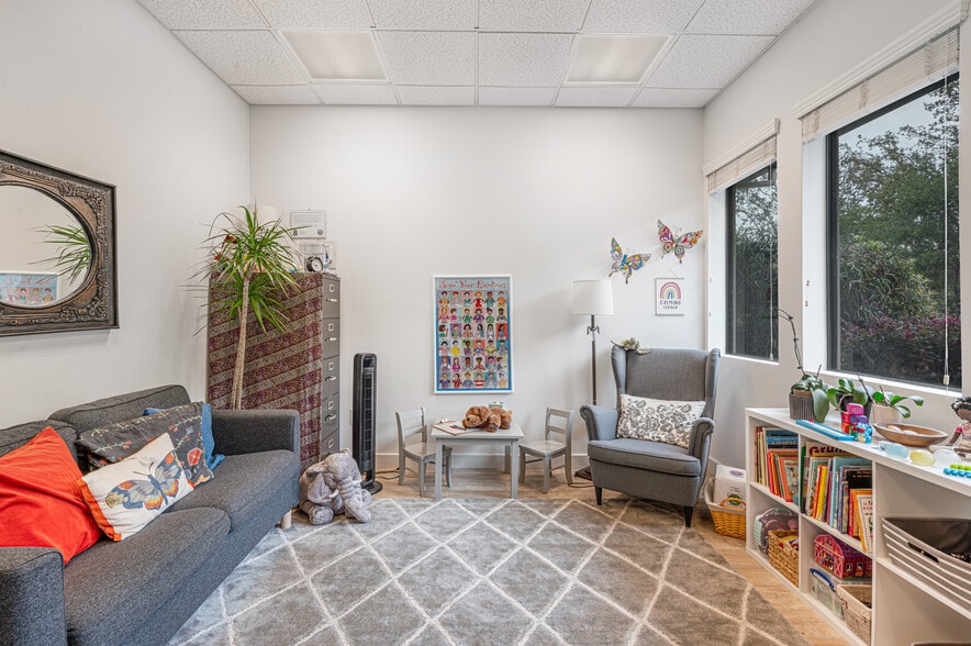 4865 Old Redwood Hwy, Santa Rosa, CA for lease - Building Photo - Image 3 of 14