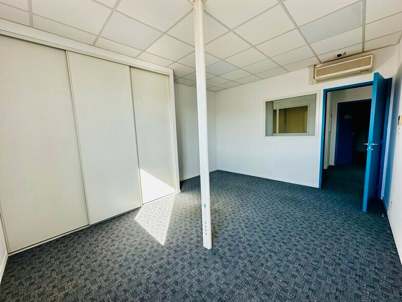 Office in Lorient for lease - Interior Photo - Image 3 of 3