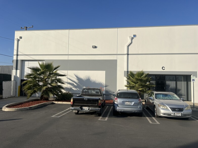 16927 S Main St, Gardena, CA for lease - Building Photo - Image 1 of 1