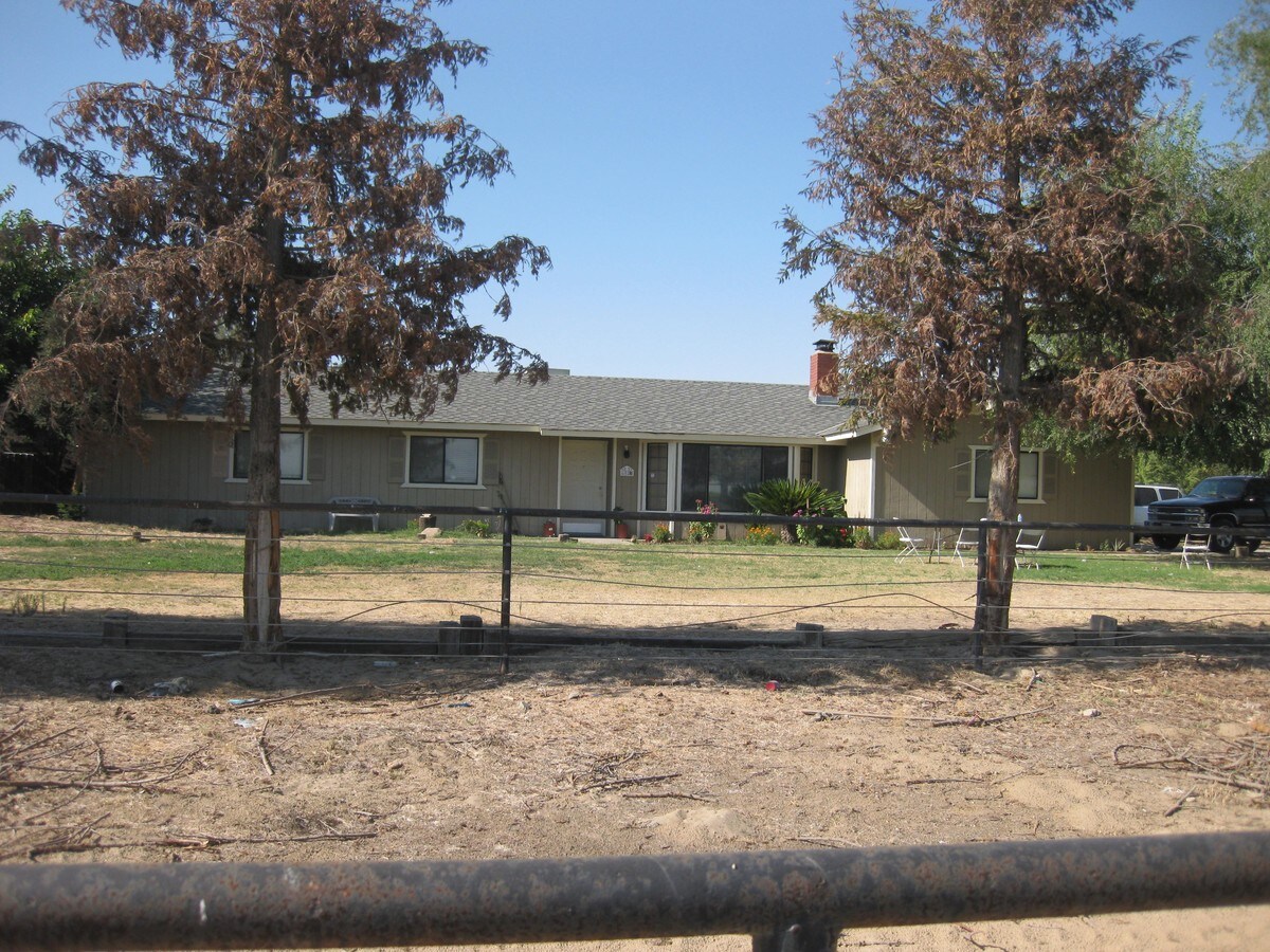 9890 S Hayes Ave, Raisin City, CA 93652