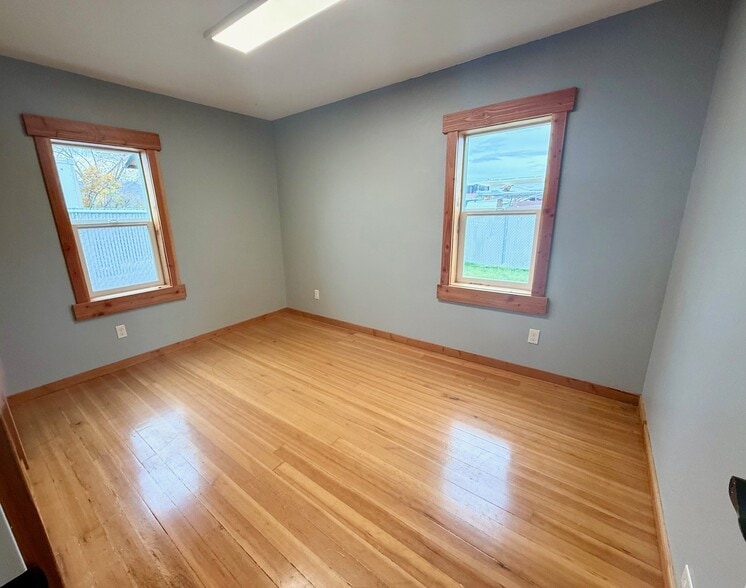 132 NE Yale Ave, Bend, OR for lease - Building Photo - Image 2 of 7