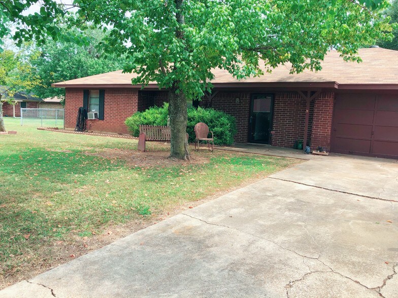 445 42nd St SW, Paris, TX 75460