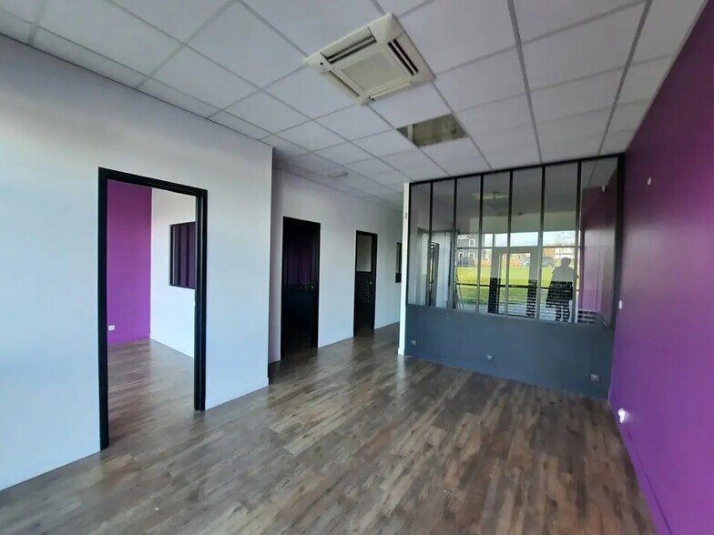 Office in Isneauville for lease - Building Photo - Image 2 of 14