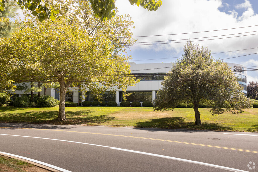 390 Rabro Dr, Hauppauge, NY for lease - Building Photo - Image 3 of 7