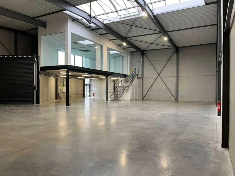 Flex in Seclin for lease - Interior Photo - Image 2 of 6