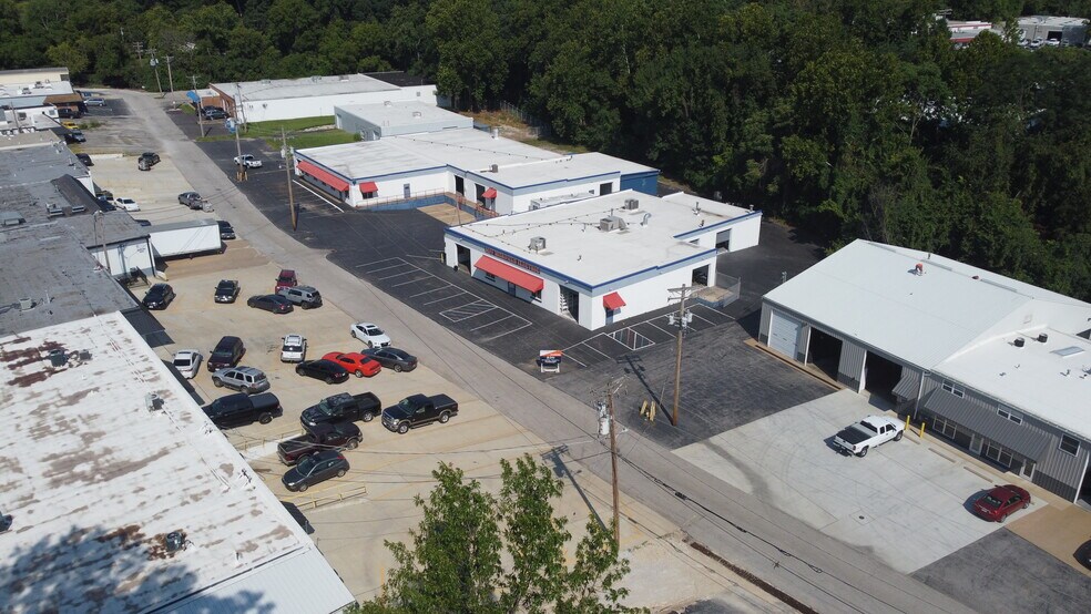 1427-1433 W Lark Industrial Dr, Fenton, MO for sale - Building Photo - Image 2 of 29