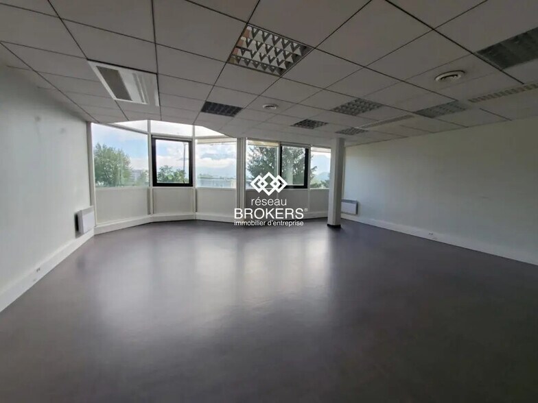 Office in Annecy for lease - Building Photo - Image 1 of 6