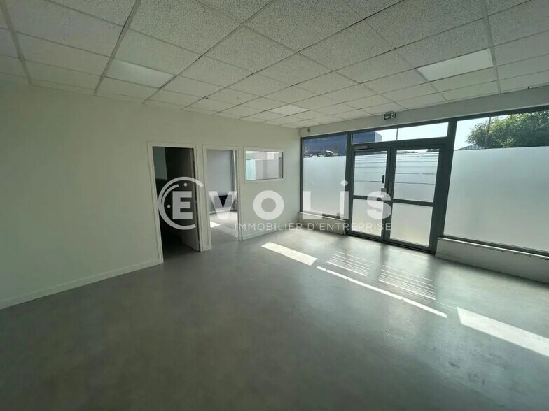 Retail in Ormoy for lease - Interior Photo - Image 2 of 9