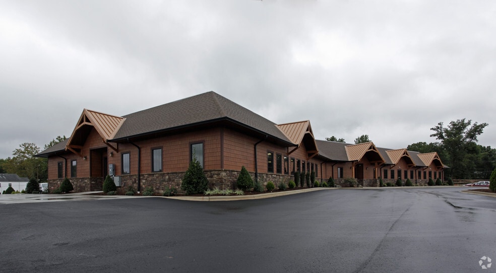 125 Hospital Ave NW, Lenoir, NC for lease - Building Photo - Image 2 of 3