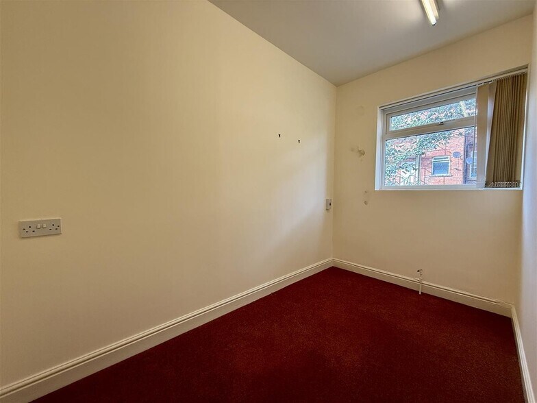 8 Rose Hl, Chesterfield for sale - Interior Photo - Image 3 of 9