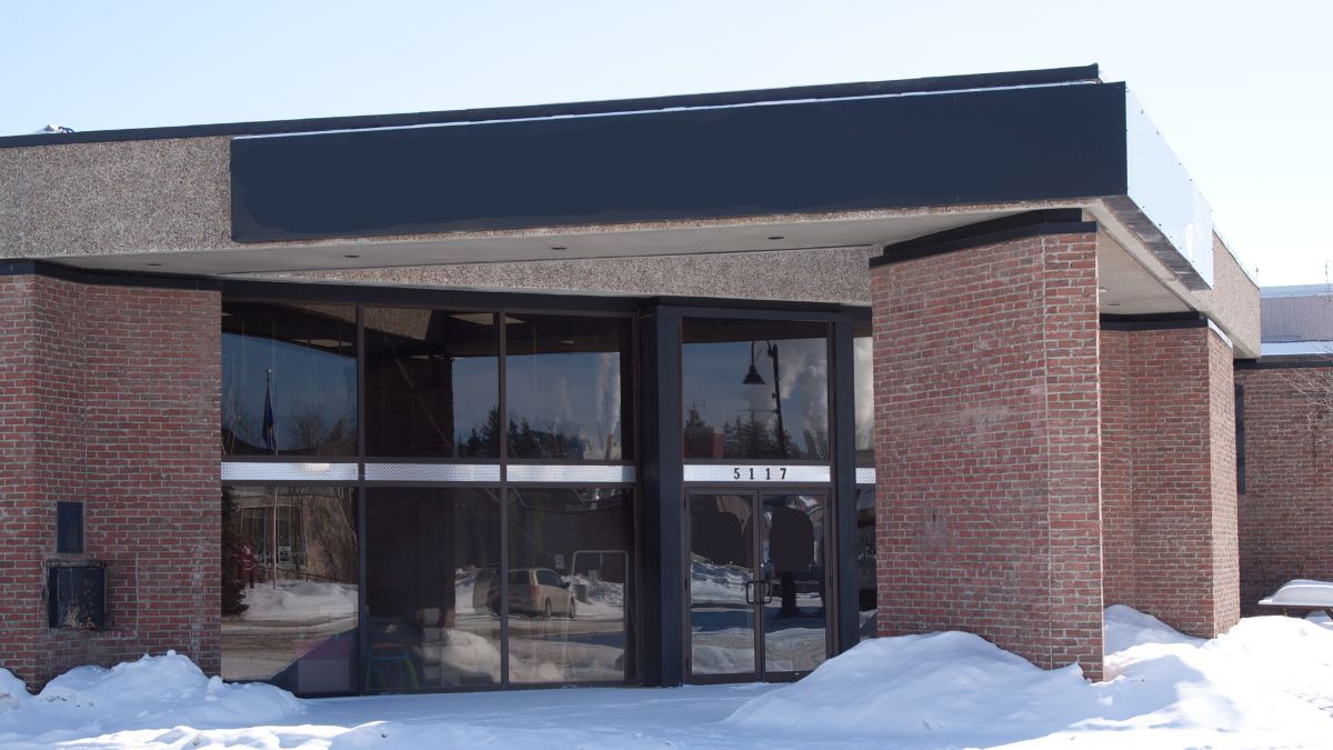 5117 50 St, Whitecourt, AB for lease Primary Photo- Image 1 of 2