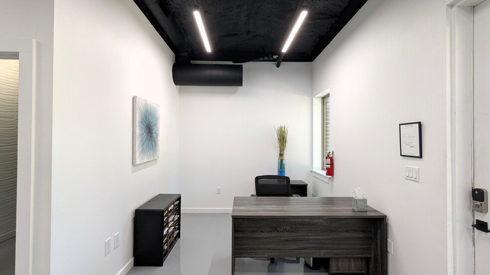 208 S Cottonwood Dr, Richardson, TX for sale - Interior Photo - Image 2 of 9