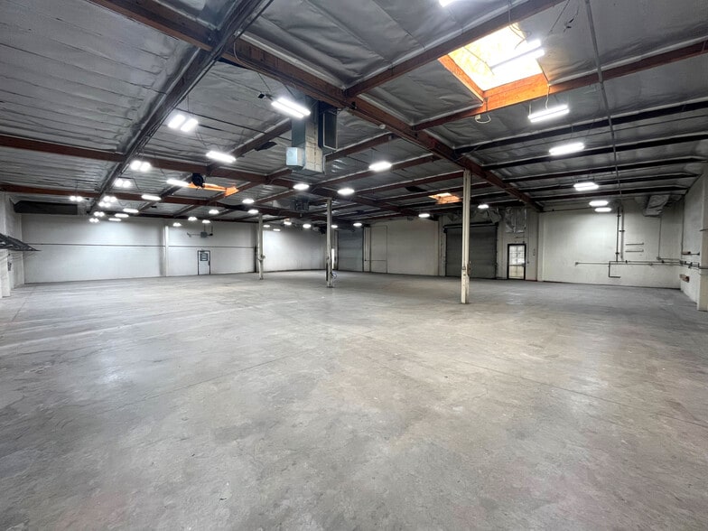 7946 Alabama Ave, Canoga Park, CA for lease - Building Photo - Image 2 of 7