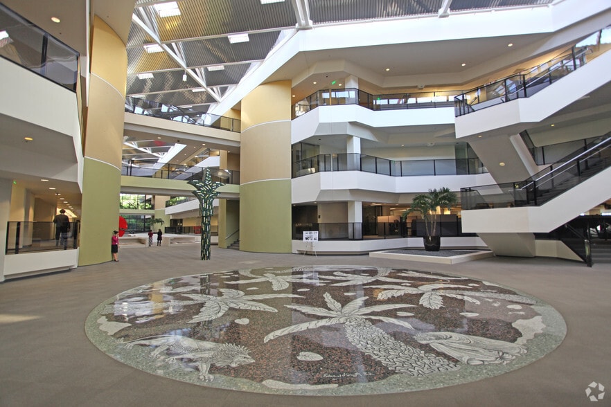 1 Baxter Way, Westlake Village, CA for lease - Lobby - Image 3 of 10