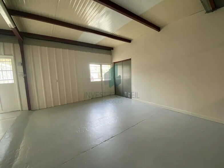 Flex in Éragny for lease - Building Photo - Image 1 of 10