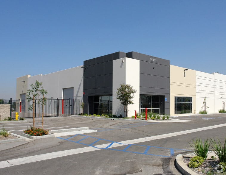 14920 Hilton Dr, Fontana, CA for lease - Building Photo - Image 2 of 5