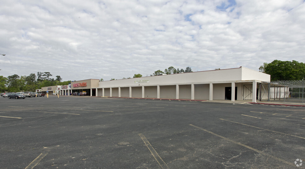 1707-1817 E Houston St, Cleveland, TX for sale - Primary Photo - Image 1 of 1