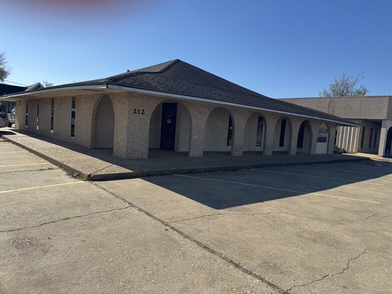 212 E Houston St, Cleveland, TX for lease - Primary Photo - Image 1 of 1