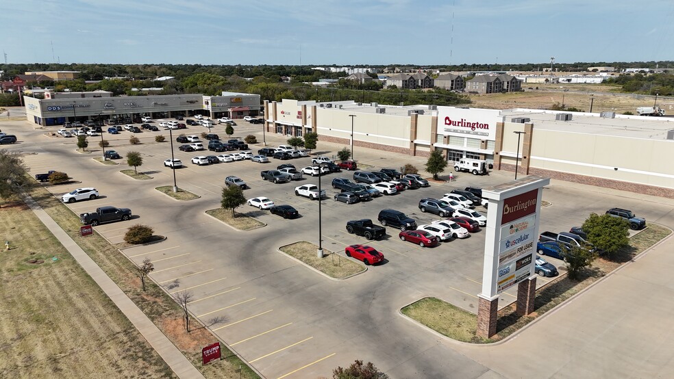 Town Square Shopping Center portfolio of 2 properties for sale on LoopNet.com - Building Photo - Image 3 of 7