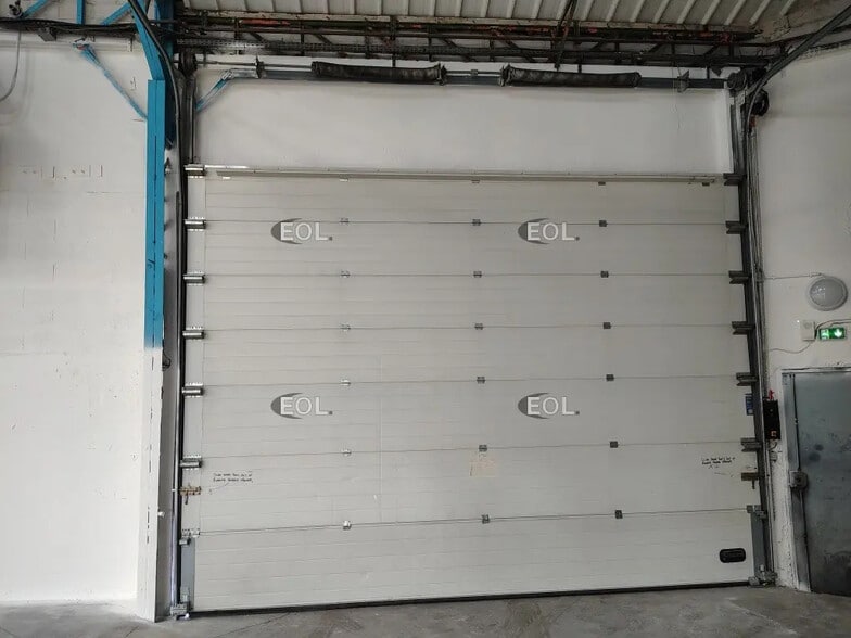 Flex in Noisy-le-Sec for lease - Interior Photo - Image 3 of 7