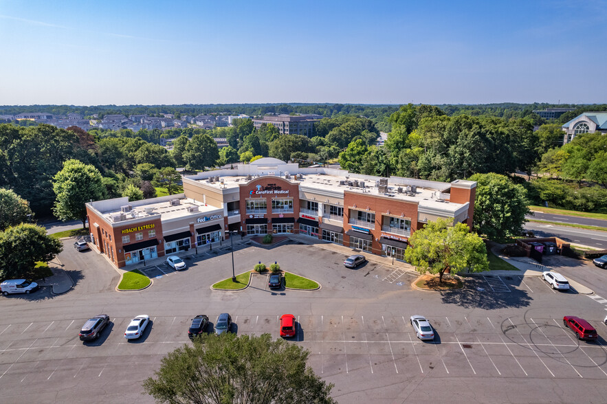 2908 Oak Lake Blvd, Charlotte, NC for lease - Building Photo - Image 2 of 16