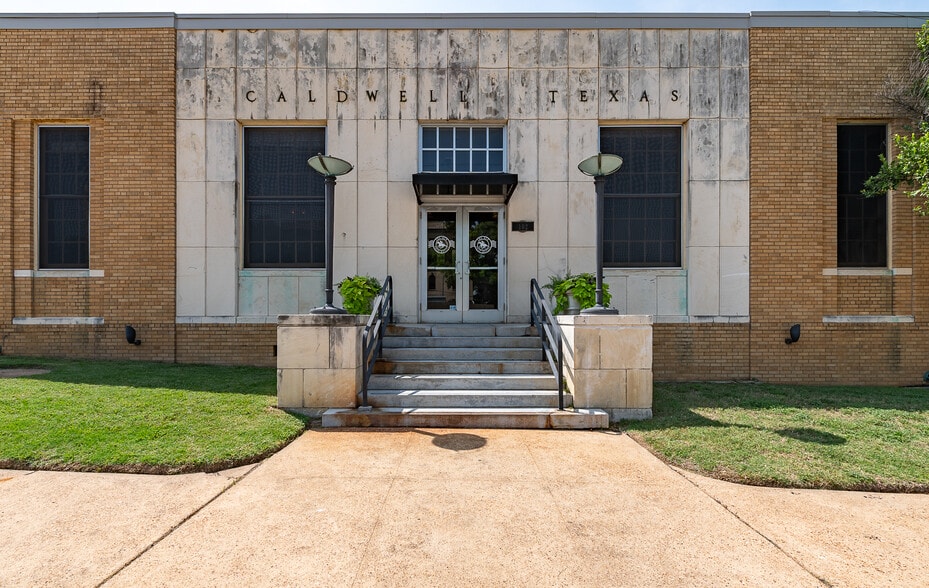 102 W Fox St, Caldwell, TX for sale - Building Photo - Image 3 of 36
