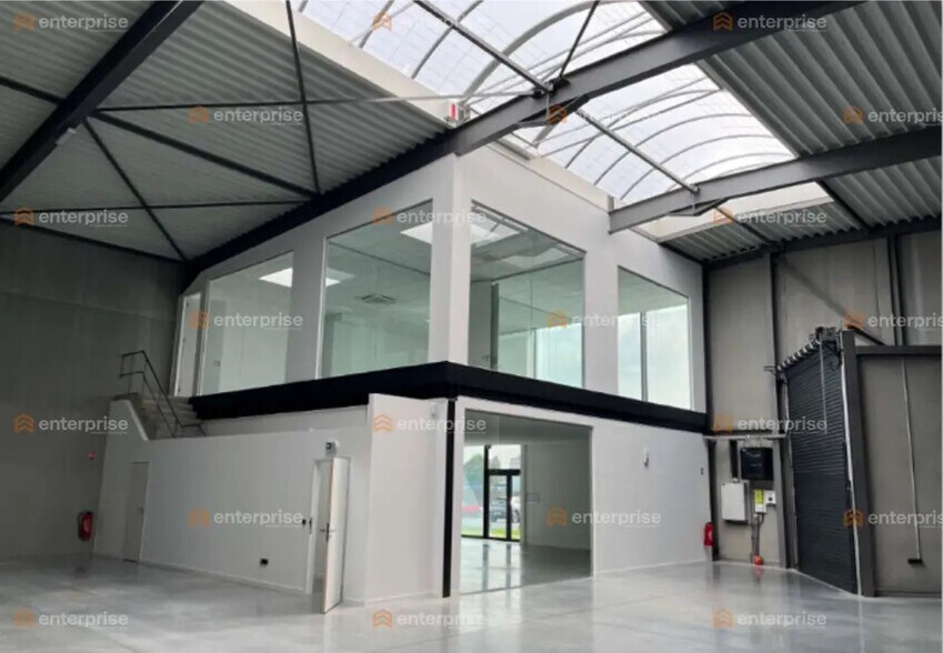 Flex in Seclin for lease - Interior Photo - Image 2 of 4