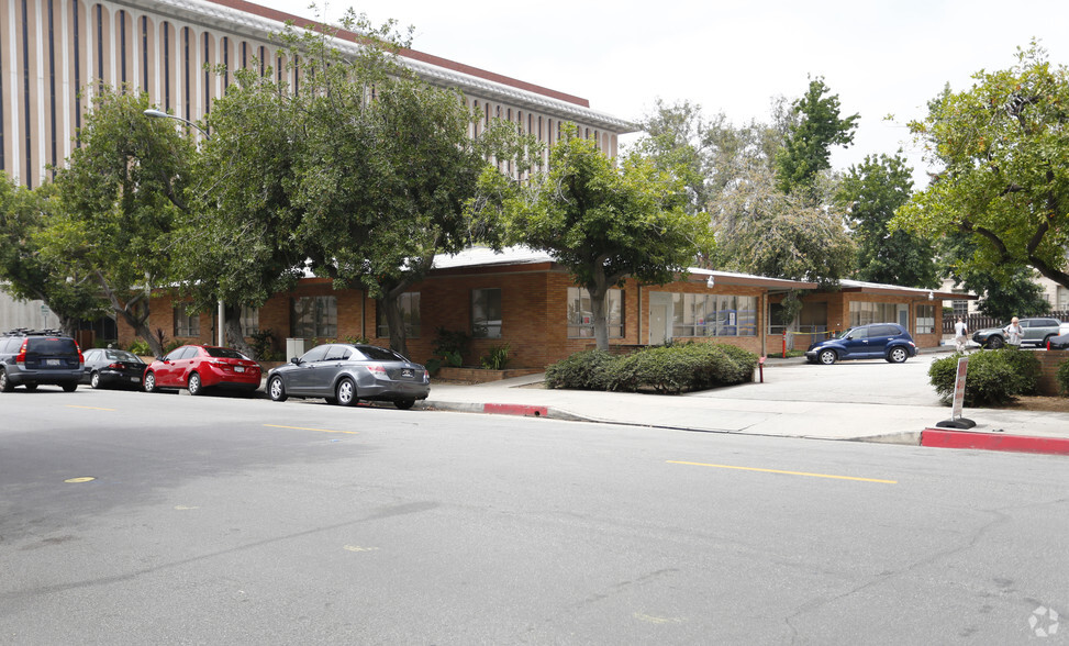 333 E Walnut St, Pasadena, CA for lease - Building Photo - Image 3 of 9