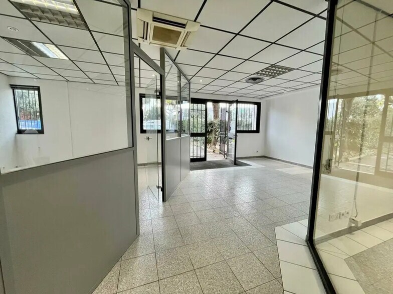 Office in Mouans-Sartoux for lease - Interior Photo - Image 1 of 8