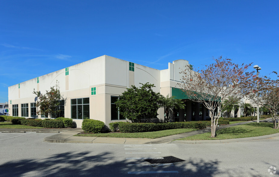 3905 Crescent Park Dr, Riverview, FL for lease - Primary Photo - Image 1 of 5