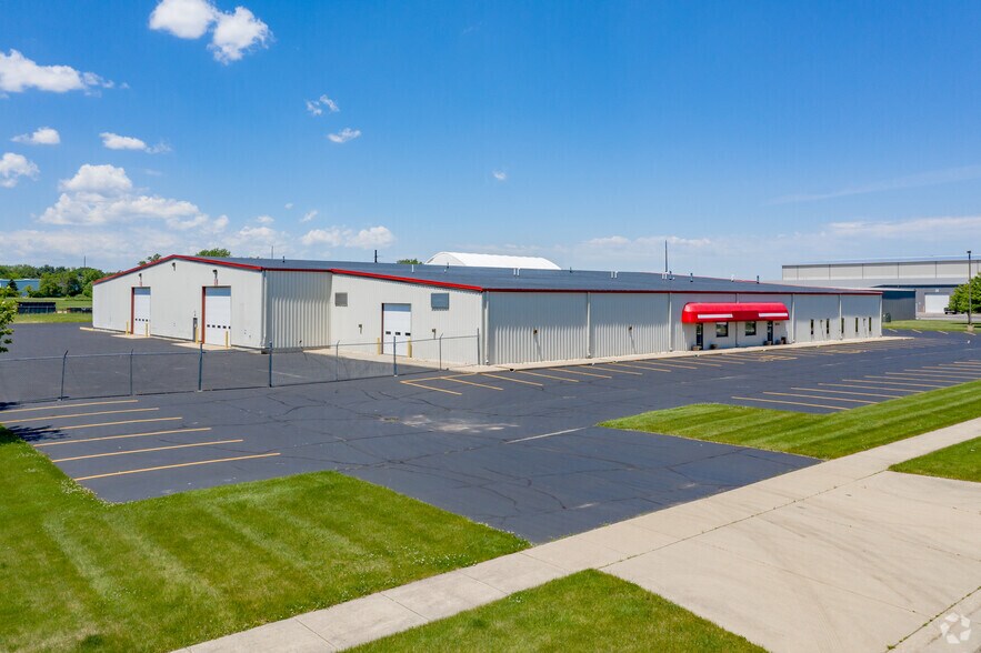 1827 Hobbs Dr, Delavan, WI for sale - Primary Photo - Image 1 of 1