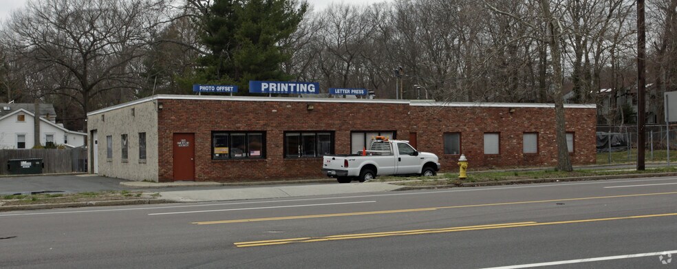 656 Rosevale Ave, Ronkonkoma, NY for sale - Primary Photo - Image 1 of 1