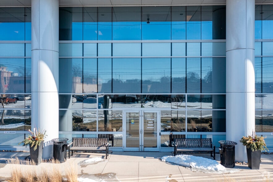 354 Davis Rd, Oakville, ON for lease - Building Photo - Image 3 of 4