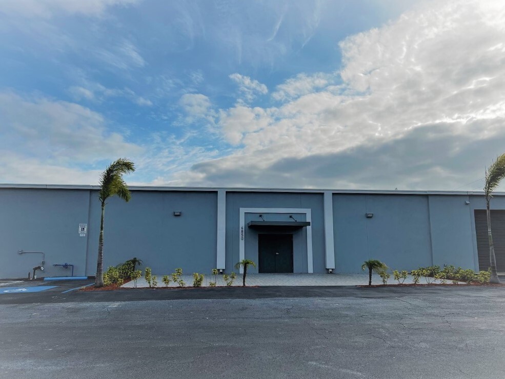 6850 Cross Bayou Dr, Seminole, FL for lease Building Photo- Image 1 of 22