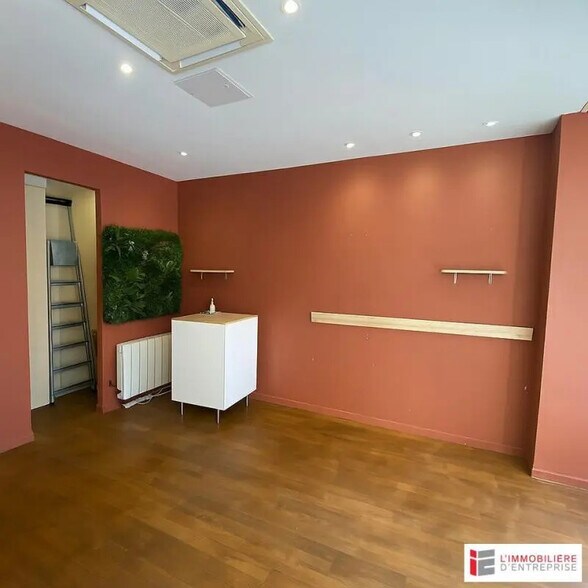 Retail in Rennes for lease - Interior Photo - Image 2 of 7
