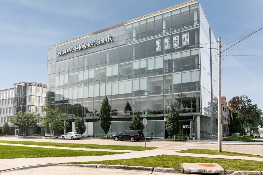 500 S Clinton St, Iowa City, IA for lease - Primary Photo - Image 1 of 14