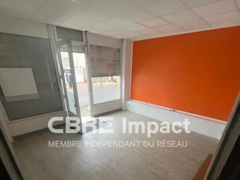 Retail in Dijon for lease - Interior Photo - Image 1 of 7