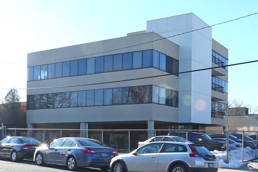 59-07 175th Pl, Fresh Meadows, NY for sale - Primary Photo - Image 1 of 1