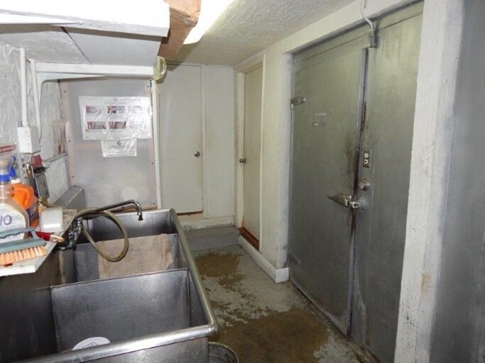 5779 SW 8th St, West Miami, FL for sale - Interior Photo - Image 2 of 35