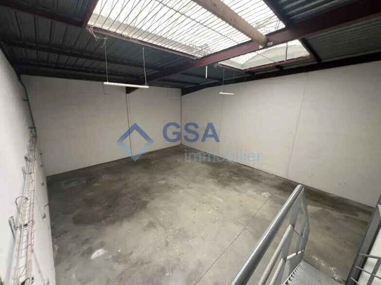 Flex in Lisses for lease - Interior Photo - Image 3 of 8