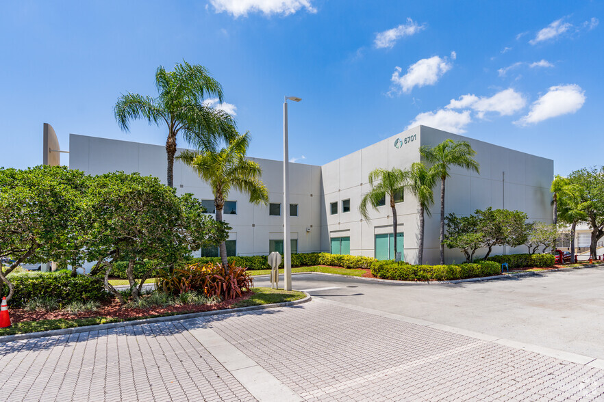 6701 NW 7th St, Miami, FL for lease - Building Photo - Image 3 of 5