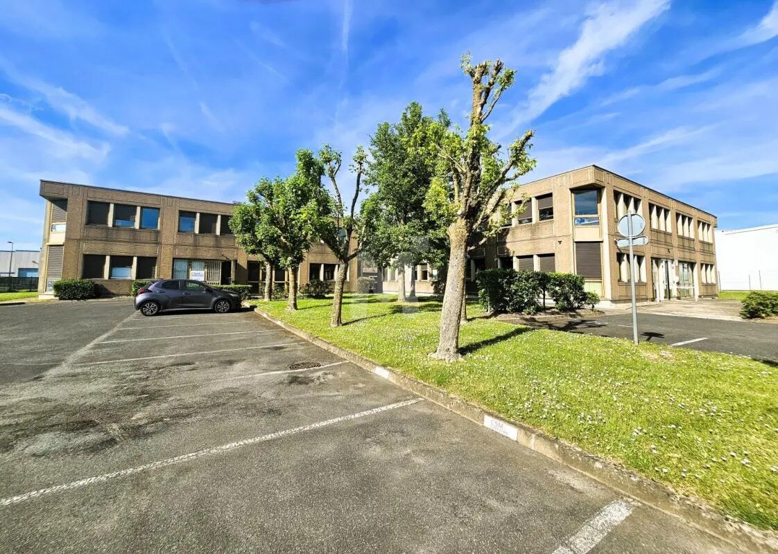 Office in Le Coudray-Montceaux for lease Building Photo- Image 1 of 11